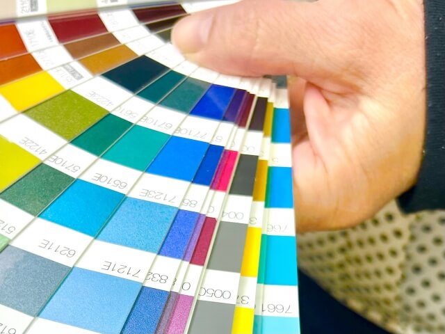 熟練工による色合わせを支える調色技術の重要性
