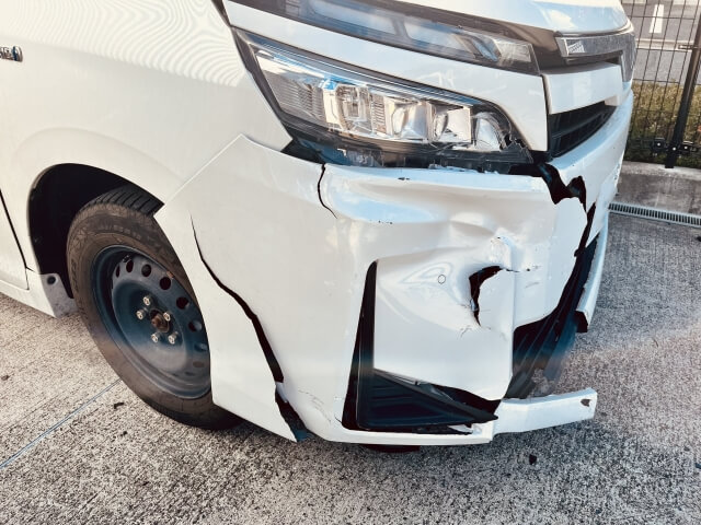 車のフロントの状態から修理が必要かを見極める方法